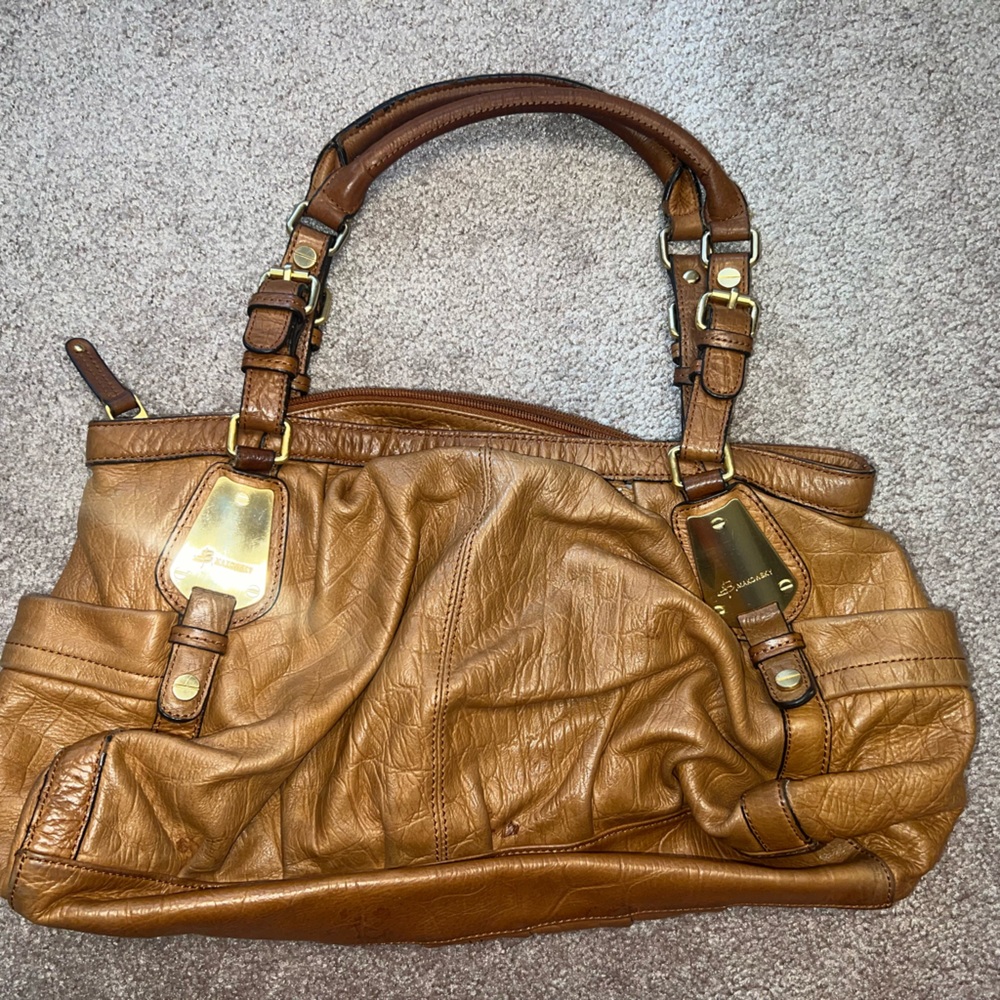 B Makowsky brand handbag. Camel color. Leather material.